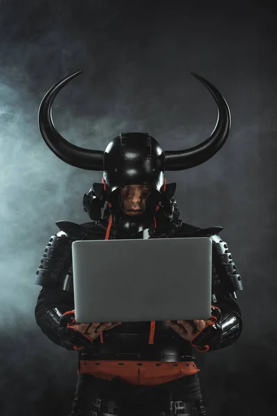 Bepansrade Samuraikrigare Använder Laptop Mörk Bakgrund Med Rök — Stockfoto