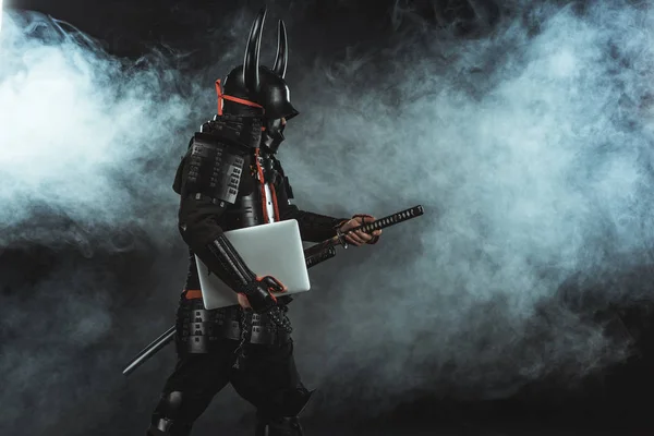 Seitenansicht Von Samurai Traditioneller Rüstung Mit Laptop Der Schwert Auf — Stockfoto