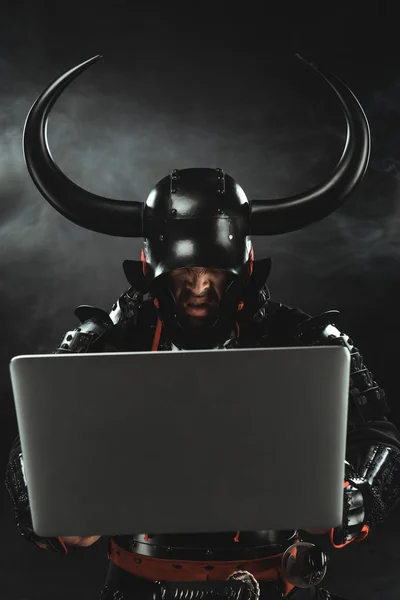 Samurai Zangado Armadura Usando Laptop Fundo Escuro Com Fumaça — Fotografia de Stock Grátis