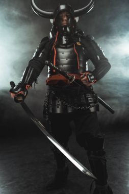samuray kılıç duman ile koyu arka plan üzerinde geleneksel zırh