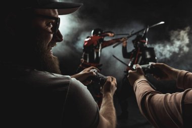 mutlu sakallı erkek ve kadın gamepads siyah ile gerçek hayatta mücadele samurai oynamaya yakın çekim shot