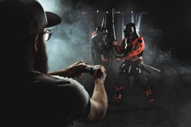 şapkalı samuray gerçek hayatta gamepad ile mücadele oynamak olgun adam