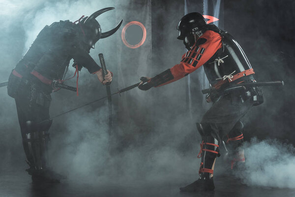 Бронированные самураи дерутся мечами в окружении дыма перед флагом клана
