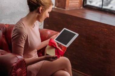 Sevgililer günü hediyesi ve tablet mutlu genç kadınla