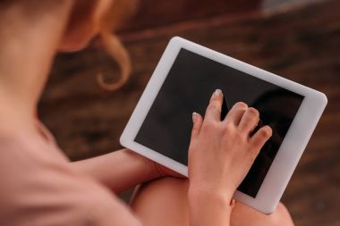 Dijital tablet kullanan bir kadın görüntüsü