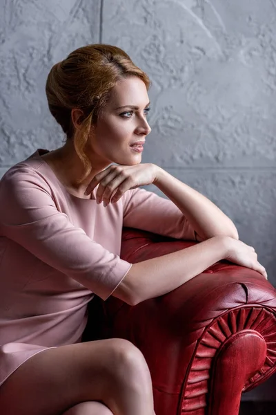 Jovem Mulher Pensativa Vestido Rosa Sentado Poltrona Olhando Para Longe — Fotografia de Stock