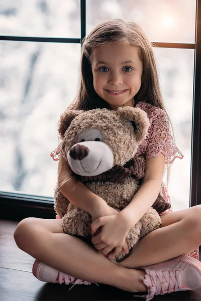 Щаслива Маленька Дитина Сидить Підвіконні Плюшевим Ведмедем — стокове фото