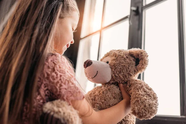 Adorable Niño Pequeño Jugando Con Osito Peluche Alféizar Ventana —  Fotos de Stock