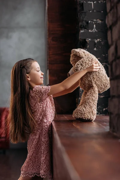 Entzückendes Kleines Kind Spielt Mit Teddybär Auf Fensterbank — Stockfoto