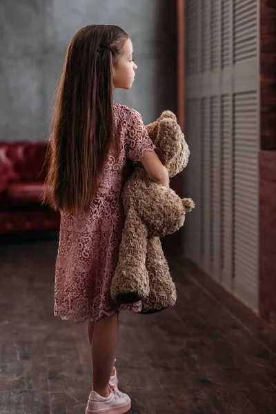 Adorável Criança Segurando Ursinho Pelúcia Apartamentos Loft — Fotografia de Stock