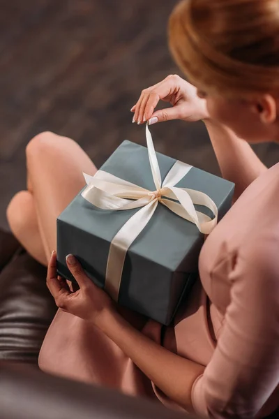 バレンタインデーの贈り物を開く若い女性のハイアングル — ストック写真