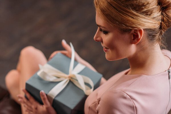 Крупный план красивой молодой женщины с подарком на день Святого Валентина
