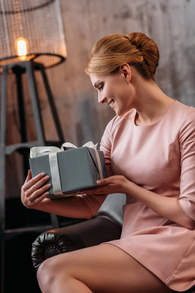 Eccitata Giovane Donna Con Regalo San Valentino — Foto Stock