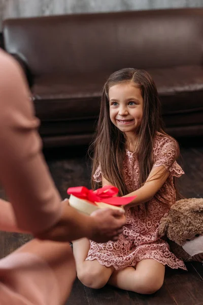 Madre Dando Regalo Cumpleaños Pequeña Hija Feliz — Foto de stock gratis