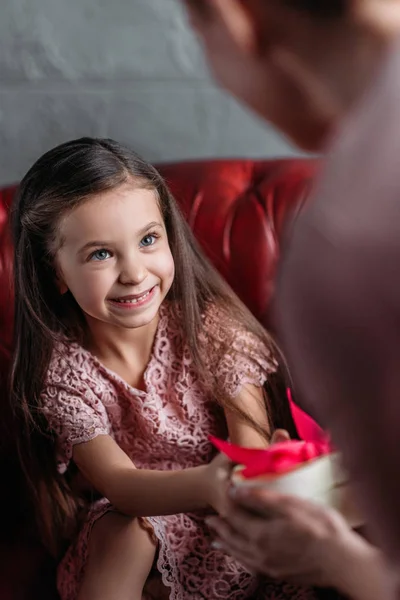 Primer Plano Hija Dando Regalo Madre Para Día Las Madres —  Fotos de Stock