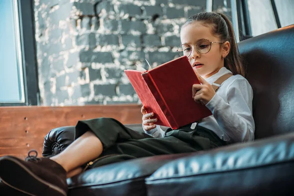 Focused Little Child Reading Book Couch Home — Stock Photo, Image