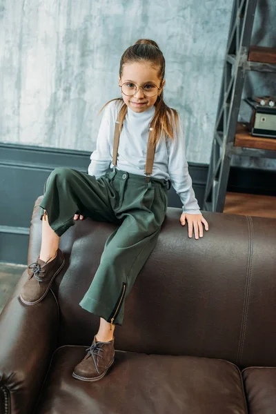 Entzückendes Kleines Kind Stylischer Kleidung Sitzt Auf Der Couch Loft — Stockfoto