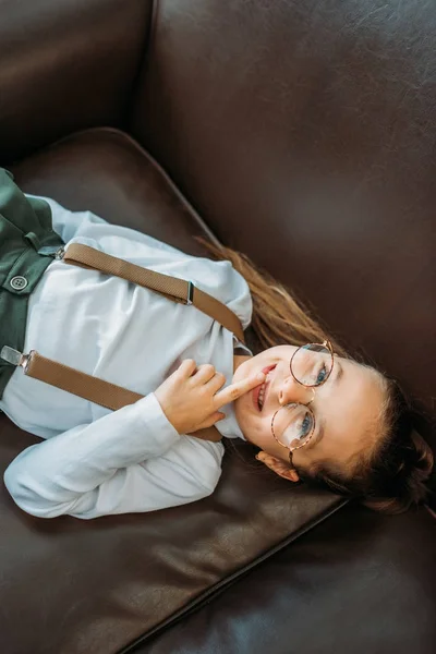 Entzückendes Kleines Kind Entspannt Auf Der Couch Hause — kostenloses Stockfoto