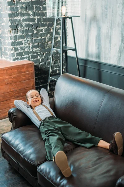 Niño Pequeño Feliz Relajándose Sofá Los Apartamentos Loft — Foto de stock gratis