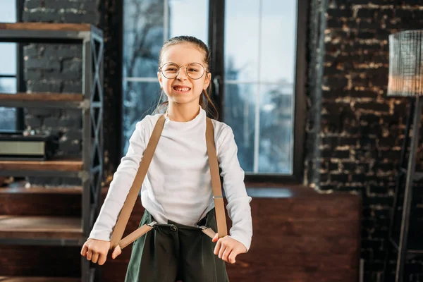 Entzückendes Kleines Kind Stylischer Kleidung Mit Hosenträgern — kostenloses Stockfoto