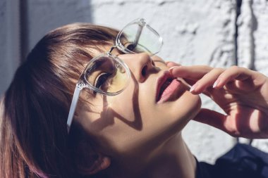 Headshot yüz el ile dokunmak ve bakmak güzel moda kız