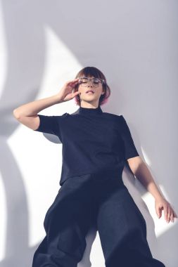 yalan ve baş beyaz üzerine el ile dokunmak şık kız