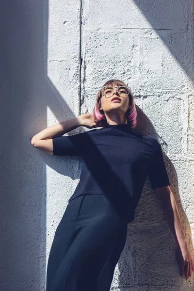 Κομψό Κορίτσι Μαύρα Ρούχα Ακουμπά Στον Τοίχο Και Κοιτώντας Ψηλά — Δωρεάν Φωτογραφία