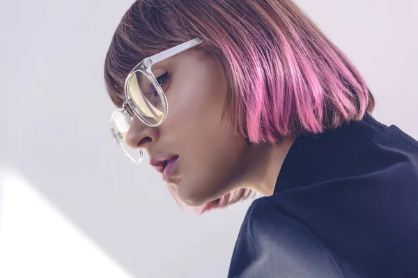 Retrato Menina Elegante Com Cabelo Rosa Óculos Branco — Fotografia de Stock