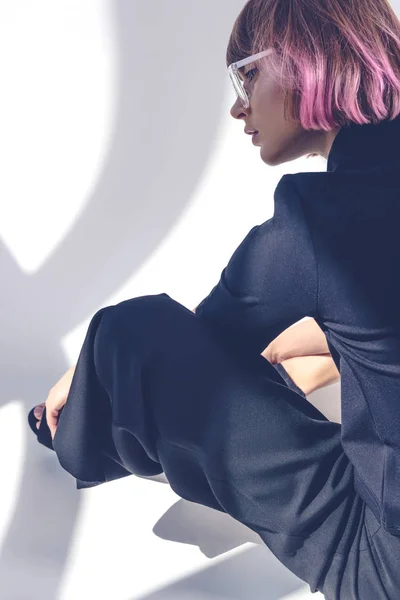 Вид Збоку Модна Дівчина Рожевим Волоссям Сидить Білому — стокове фото