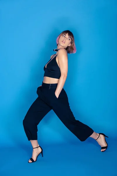 Chica Haciendo Embestidas Ropa Elegante Azul — Foto de Stock