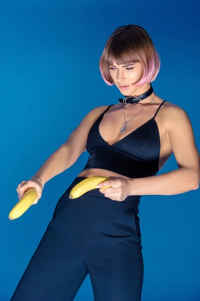 Menina Elegante Posando Com Bananas Isoladas Azul — Fotografia de Stock