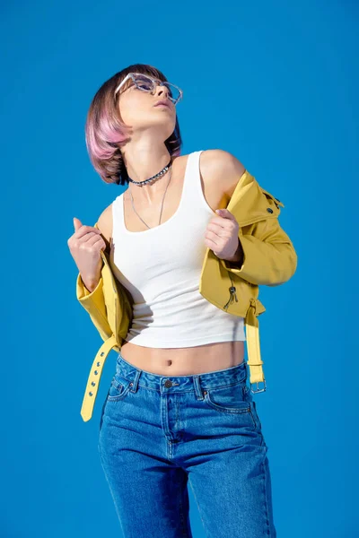 Menina Roupas Moda Posando Olhando Para Cima Isolado Azul — Fotografia de Stock