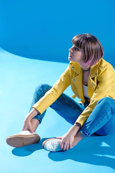 Bela Menina Elegante Sentado Chão Olhando Para Cima Azul — Fotografia de Stock