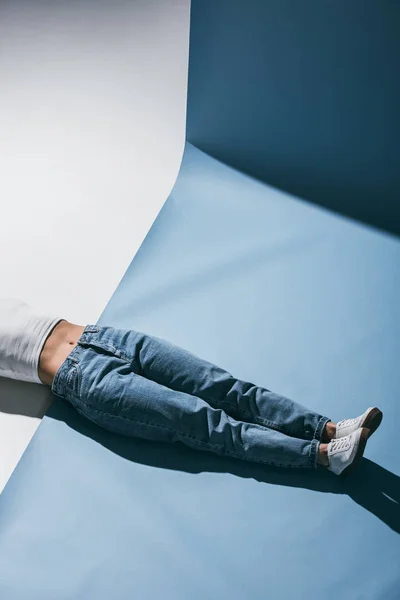 Imagem Cortada Menina Elegante Deitado Chão Branco Azul Jeans — Fotos gratuitas