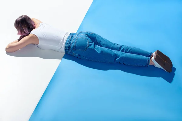 Stylisches Mädchen Jeans Auf Weißem Und Blauem Boden Liegend — Stockfoto
