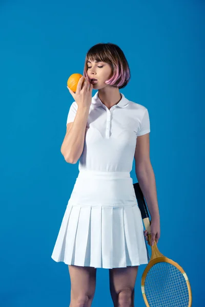 Sexy Tennisspeelster Permanent Met Oranje Geïsoleerd Blauw — Stockfoto