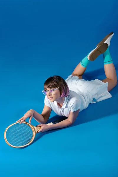 Соблазнительная Теннисистка Лежит Животе Теннисной Ракеткой Синем — стоковое фото
