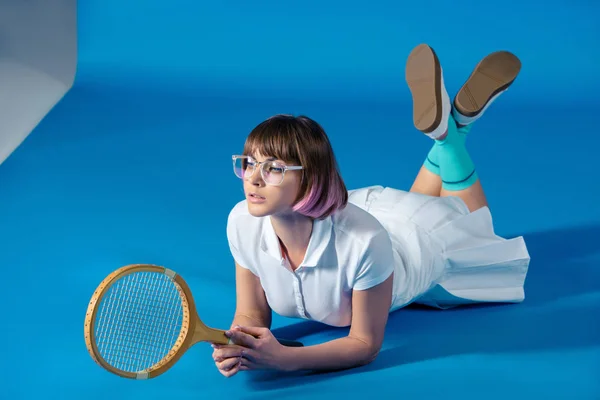 Jogador Tênis Feminino Deitado Com Raquete Tênis Azul — Fotografia de Stock