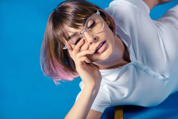 Gepassioneerde Meisje Liggend Wit Overhemd Met Gesloten Ogen Blauw — Stockfoto