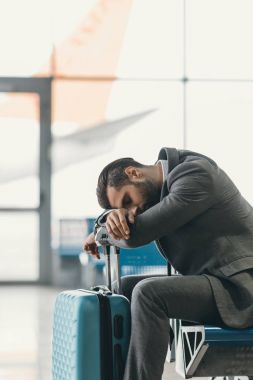 yorgun işadamı Havaalanı lobi uçuş için beklenirken uyku