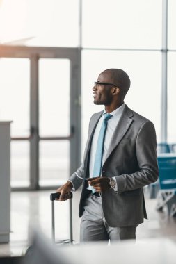 yakışıklı işadamı Havaalanı lobi tarafından yürüme çanta