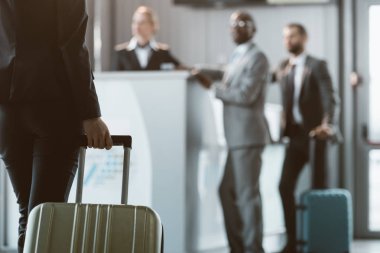 Havaalanı resepsiyona yürüyüş bagajlı işkadını kadeh kırpılmış