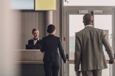 Dikiz işadamları Havaalanı Check-Counter sırasına