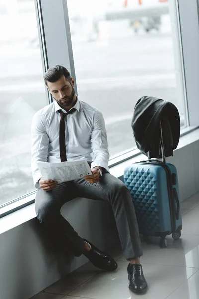 Przystojny Biznesmen Czytanie Gazety Podczas Oczekiwania Lot Holu Lotniska — Darmowe zdjęcie stockowe