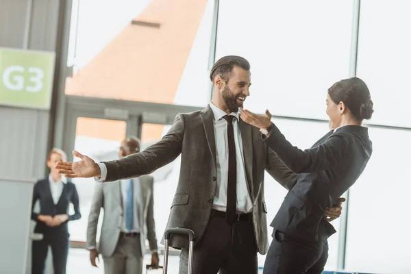 Feliz Hombre Negocios Abrazando Colega Aeropuerto — Foto de Stock