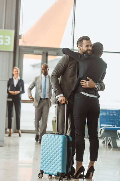 Feliz Joven Hombre Negocios Abrazo Con Mujer Aeropuerto — Foto de Stock