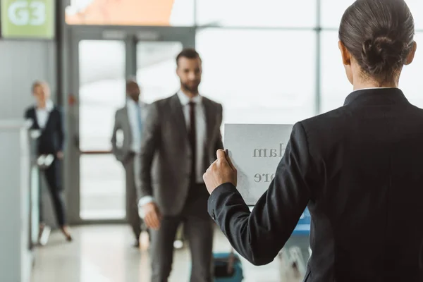 Femme Affaires Attente Partenaire Avec Panneau Nom Sur Papier Aéroport — Photo