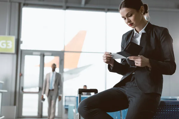 Geschäftsmann Entdeckt Ticket Beim Warten Auf Flug Flughafenlobby — Stockfoto