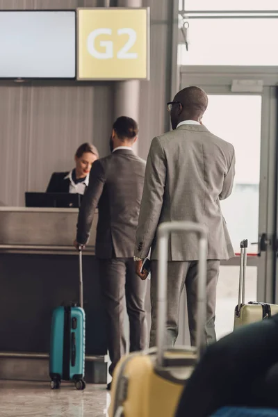 Vista Trasera Cola Empresarios Mostrador Facturación Del Aeropuerto — Foto de Stock