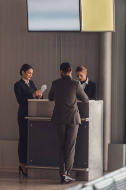 Dikiz Havaalanı Check-Counter ayakta işadamı
